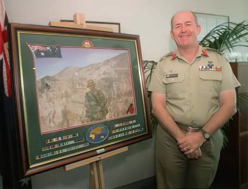 Lieutenant General Peter Cosgrove with the Australian Army Centenary Montage